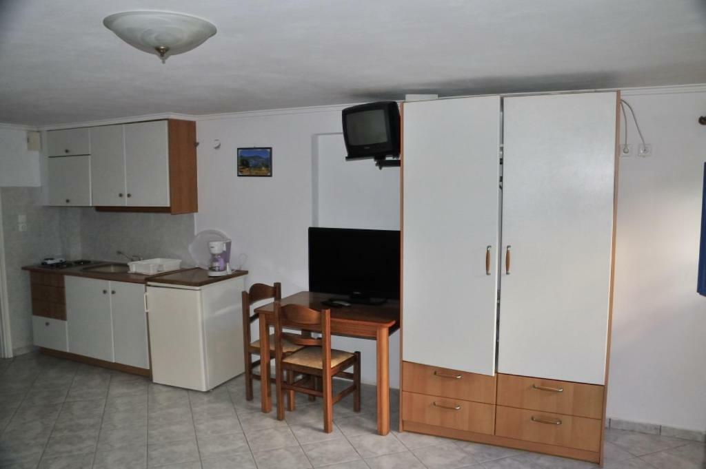 Milos Bay Suites Adamantas  Bagian luar foto